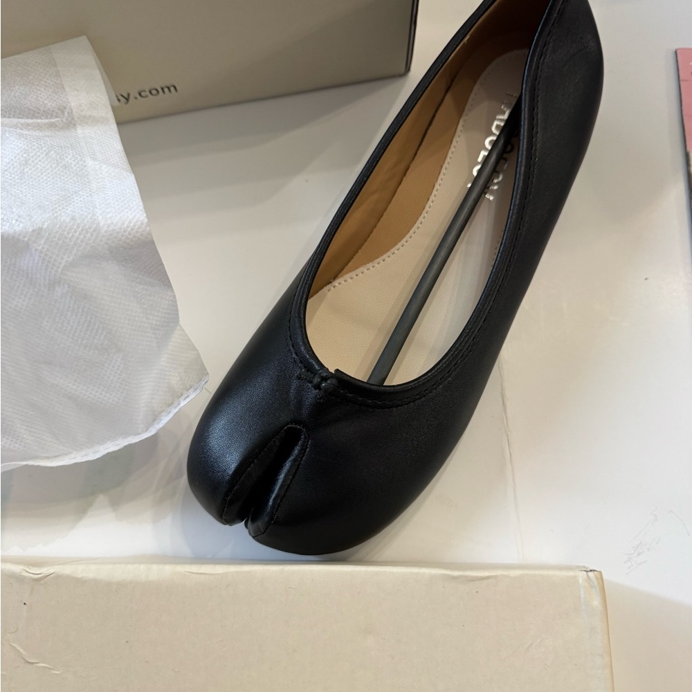 Black Split-Toe Leather Ballet Flat - Classic Women's Loafer
